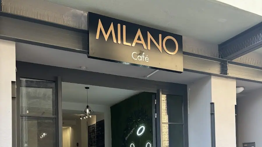 Eingang des Café Milano in Jena mit dem Schriftzug „Milano Café“ über der Tür.